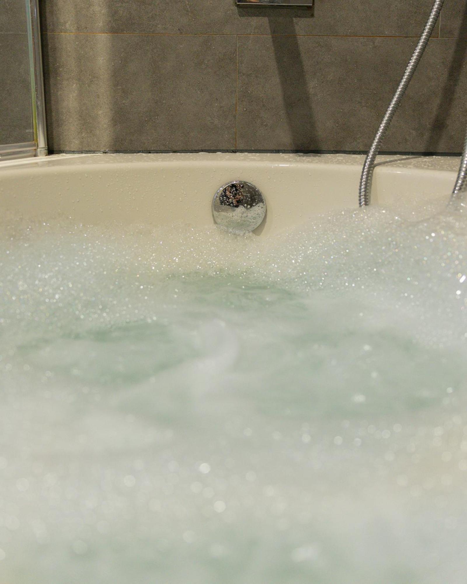 Jucuzzi Bath. Japanese Toilet. Belfast City Centre. 외부 사진