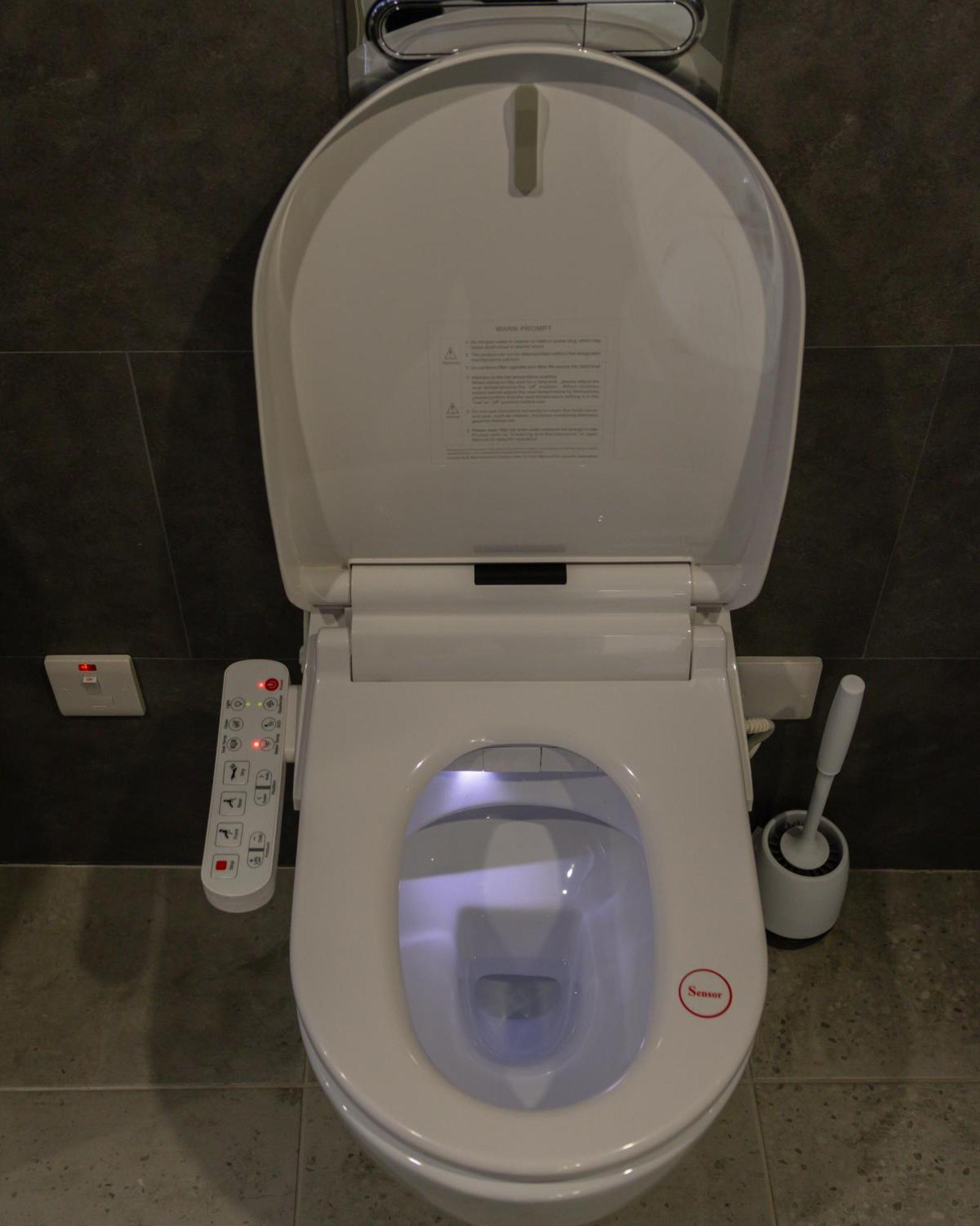 Jucuzzi Bath. Japanese Toilet. Belfast City Centre. 외부 사진