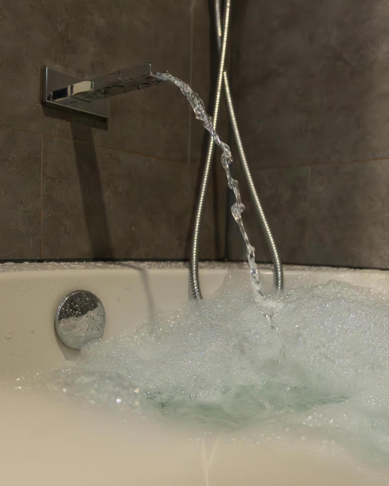 Jucuzzi Bath. Japanese Toilet. Belfast City Centre. 외부 사진
